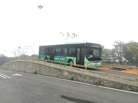 選手駕駛宇通E12純電動公交客車通過拱形橋.jpg