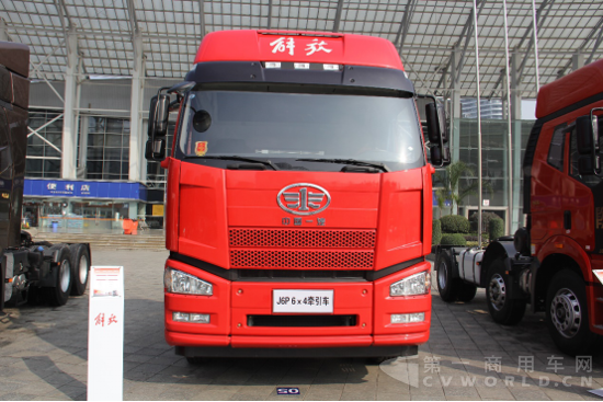 解放J6P 6×4牽引車，搭載錫柴13L 500馬力發動機.png