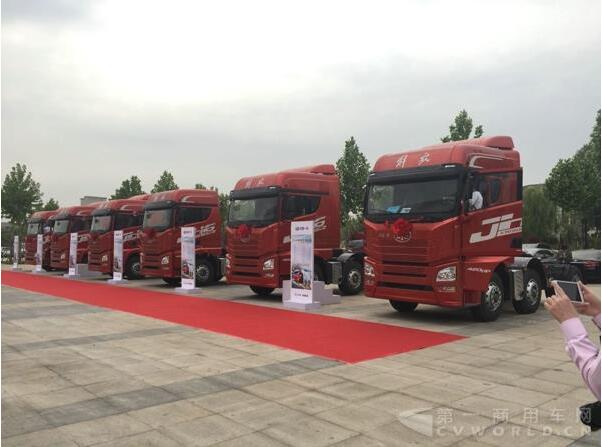 現(xiàn)場展示的一汽解放JH6重卡新車.jpg