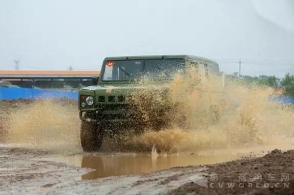 集訓隊員駕駛重型卡車沖出水障.jpg