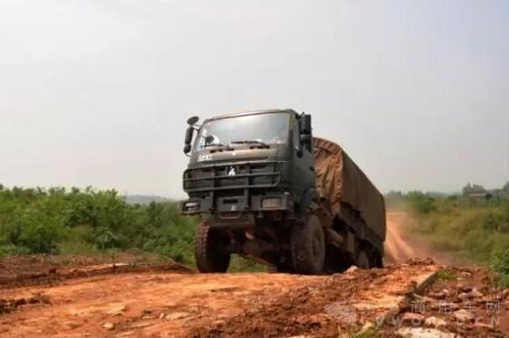 集訓隊員駕駛重型卡車通過山丘路段.jpg