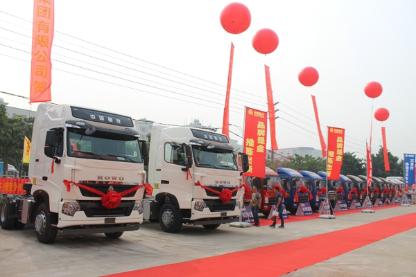 開業活動現場展示的重汽HOWO品牌卡車 (2).jpg