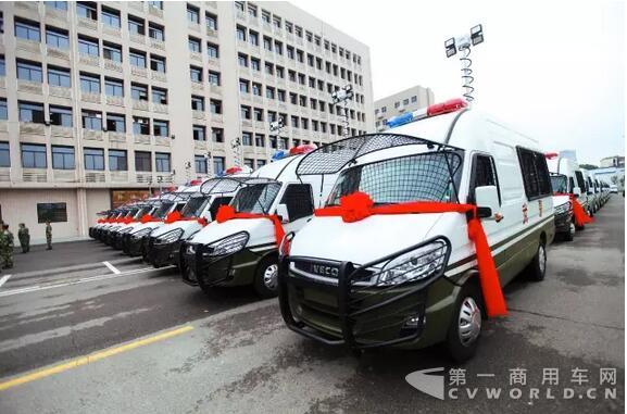 南京依維柯武警湖北省總隊(duì)防暴巡邏車圓滿交付！.jpg
