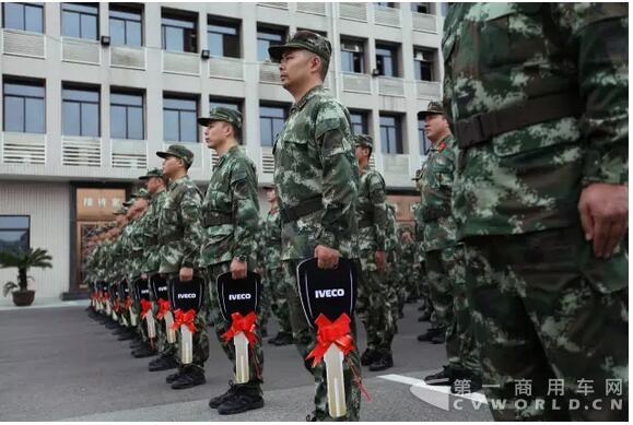 南京依維柯武警湖北省總隊(duì)防暴巡邏車圓滿交付！4.jpg