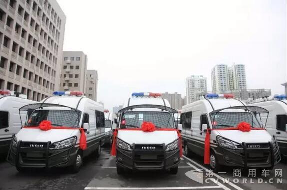 南京依維柯武警湖北省總隊(duì)防暴巡邏車圓滿交付！5.jpg