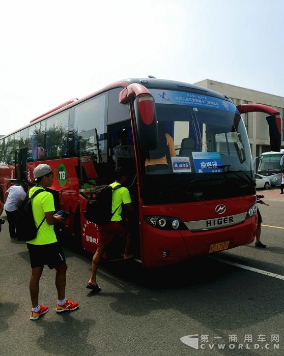 參會運動員登上海格客車.jpg