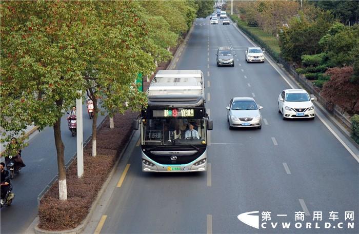 智能網聯汽車，是當下汽車行業最熱話題，按照設計，在未來即可通過車聯網實現高度智能化場景，其中紅綠燈根據車流自動調控時間，車與車之間相互感知自行跟馳，車輛還可根據指令自行開回停車場……