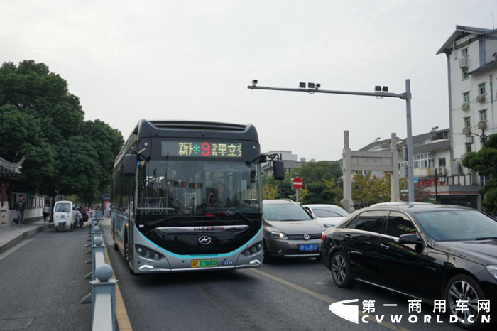 智能網聯(lián)汽車，是當下汽車行業(yè)最熱話題，按照設計，在未來即可通過車聯(lián)網實現高度智能化場景，其中紅綠燈根據車流自動調控時間，車與車之間相互感知自行跟馳，車輛還可根據指令自行開回停車場……