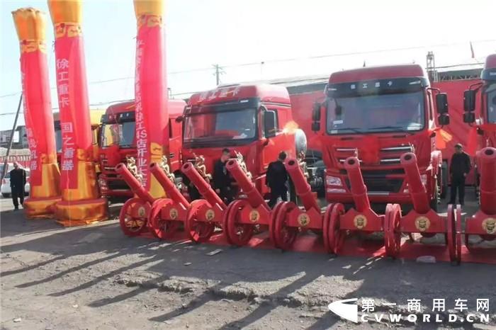 近日，漢風國六LNG牽引車強勢登錄平遙古城。徐工重卡攜手平遙經銷商在山西晉中平遙古城舉辦了晉中地區徐工漢風國六LNG牽引車推介會暨30輛訂單交車儀式。晉中地區各運輸公司、車隊老板及新老客戶朋友共計260余人共襄盛舉，產生意向客戶70余人，再添實際訂車15輛。