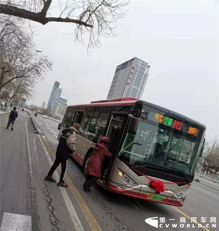 近日，天津市623路車隊駕駛新一批銀隆新能源公交車，將綠色出行之風、舒適乘車之風吹遍大街小巷。據了解，天津市公共交通集團本次計劃投放900輛銀隆新能源公交車，將于春節前陸續“上崗”，為市民提供更加環保、安全的公共交通服務。