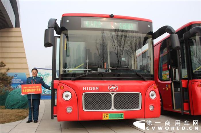 1月15日，保定市第十五屆人大五次會(huì)議預(yù)備會(huì)在關(guān)漢卿大劇院召開，開啟了保定市2020年的“兩會(huì)時(shí)間”。在大劇院廣場(chǎng)上，30輛造型復(fù)古優(yōu)雅的紅色蘇州金龍海格新能源公交車整齊擺放，靚麗的紅色風(fēng)景線為嚴(yán)寒的冬日增添了一抹暖意。而這，已經(jīng)是這批海格新能源公交車第二次服務(wù)保定人代會(huì)。