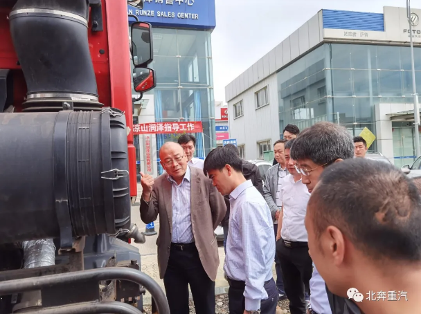 西南地區地形結構復雜，對重卡車輛要求較高。近年，西南地區基礎建設投資加大，投資驅動工程車市場迎來歷史機遇。為深入了解西南重卡市場， 4月27日至30日，北奔重汽總經理、黨委副書記郭平曉調研西南市場，先后走訪了昆明、曲靖、攀枝花、西昌、成都、崇州市場，銷售公司相關領導及自卸車事業部、服務中心、西南大區分公司人員陪同調研走訪。