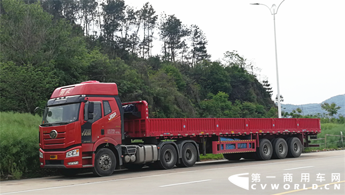 日前，第一商用車網(wǎng)小編在安徽安慶宿松縣域走訪用戶時(shí)，采訪到一位使用一汽解放J6P領(lǐng)航版跑普貨運(yùn)輸?shù)膫€(gè)體車主——項(xiàng)師傅。聽他講述了很多解放J6P在普貨物流運(yùn)輸領(lǐng)域的故事。