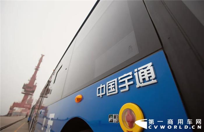 近日，宇通出口墨西哥的130輛雙源無軌電車開始發運，其中包括80輛12米雙源無軌電車和50輛18米雙源無軌電車。該批訂單是近年來全球最大批量的雙源無軌電車訂單，同時也是中國客車行業首批出口海外的18米雙源無軌電車，更開創了全球雙源無軌電車市場的新紀元。