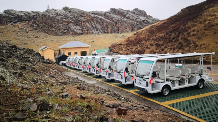 純觀光車以鋰電池為動力源，通過電機驅(qū)動車輪行駛的，專為旅游景區(qū)、公園、大型游樂園、封閉社區(qū)、校園、花園式酒店、度假村、別墅區(qū)、城市步行街、港口等區(qū)域開發(fā)的自駕游，區(qū)域巡邏，代步專用的環(huán)保型電動觀光車。