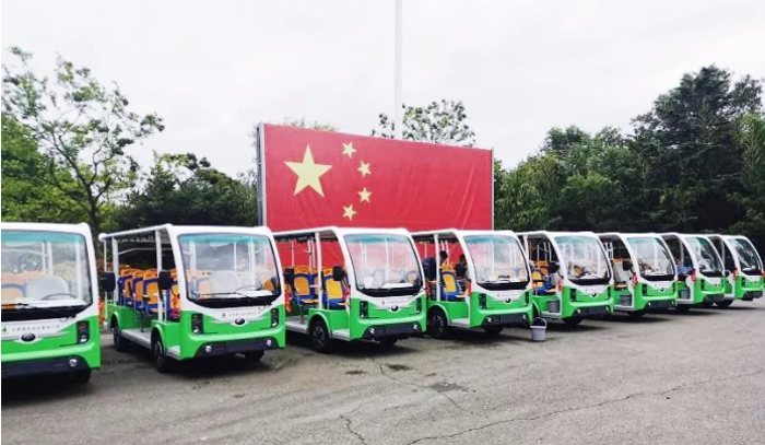 純觀光車以鋰電池為動力源，通過電機驅動車輪行駛的，專為旅游景區、公園、大型游樂園、封閉社區、校園、花園式酒店、度假村、別墅區、城市步行街、港口等區域開發的自駕游，區域巡邏，代步專用的環保型電動觀光車。