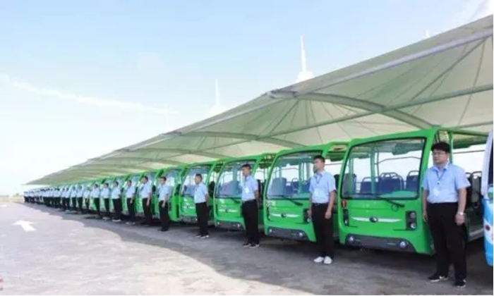 純觀光車以鋰電池為動力源，通過電機驅(qū)動車輪行駛的，專為旅游景區(qū)、公園、大型游樂園、封閉社區(qū)、校園、花園式酒店、度假村、別墅區(qū)、城市步行街、港口等區(qū)域開發(fā)的自駕游，區(qū)域巡邏，代步專用的環(huán)保型電動觀光車。