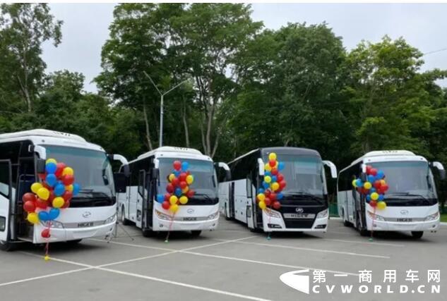 近日，批量蘇州金龍海格旅游客車正式交付俄羅斯遠(yuǎn)東地區(qū)。薩哈林州首府南薩哈林斯克，薩哈林州、南薩哈林斯克市兩級政府領(lǐng)導(dǎo)，以及蘇州金龍俄羅斯經(jīng)銷商代表參加交付儀式