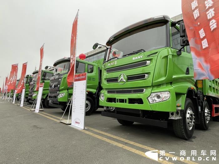 【第一商用車網 原創】國內重型自卸車市場，近日又迎來新豪強。3月18日，三一重工在湖南邵陽舉行了一場主題為“318.三箭齊發”的自卸車新品發布會，活動的主角，正是三一重工全新打造的全系自卸車產品。這次活動的成功舉辦，也吹響了三一重工全面進入國內重型自卸車市場的號角。