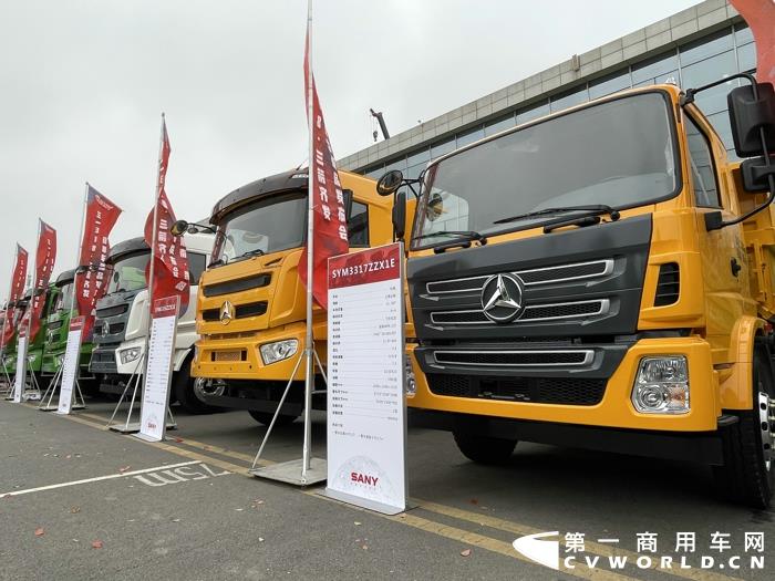 【第一商用車網 原創】國內重型自卸車市場，近日又迎來新豪強。3月18日，三一重工在湖南邵陽舉行了一場主題為“318.三箭齊發”的自卸車新品發布會，活動的主角，正是三一重工全新打造的全系自卸車產品。這次活動的成功舉辦，也吹響了三一重工全面進入國內重型自卸車市場的號角。