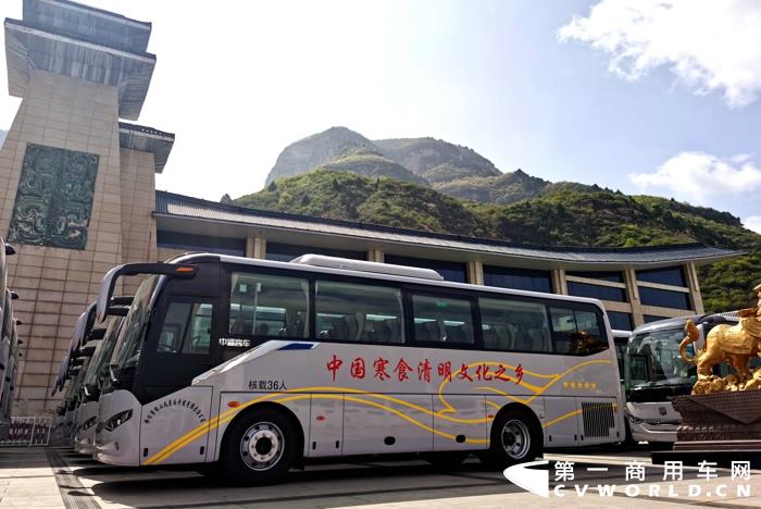 隨著五一旅游旺季的到來，全國各地旅游景點都在為這一重要節(jié)日做著充分準備，旅團客車市場也持續(xù)走高，迎來交車小高潮。繼批量旅游大巴交付張家界、青海之后，近日，又一批次共計37臺中通旅游客車交付山西綿山，在即將到來的“五一”小長假，為游客帶來更加便捷舒適的出行服務。