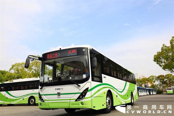 申沃客車(chē)：29輛SWB6128BEV59城郊車(chē)交付崇明公交.jpg