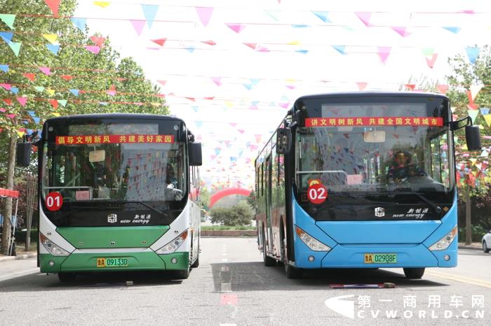 2021年4月，“新能源客車第一影響力”格局發生了較大的變動。除了宇通客車以377分的成績穩坐泰山外；中通客車環比3月排名躍升三位，沖到了第二名，打破了3月之前三甲長期穩定的格局，實屬驚喜；而中車電動穩扎穩打，以211分的成績排名第三。同時，廈門金龍、海格客車在4月同樣進步神速，前者較3月份排名上升兩位，后者排名上升三位。