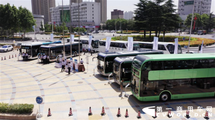 ?在一座充滿現(xiàn)代氣息的城市，一款什么樣的公交車才能與之相稱？宇通再次以順應大勢的洞見與引領未來的遠見，給出了答案。