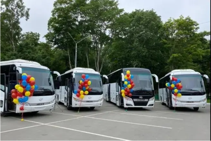 盡管全球的疫情還在持續，對客車的需求依然穩定，5月25日，批量海格客車在完成邊防檢查手續后，經吉林琿春公路口岸，順利出口俄羅斯。

