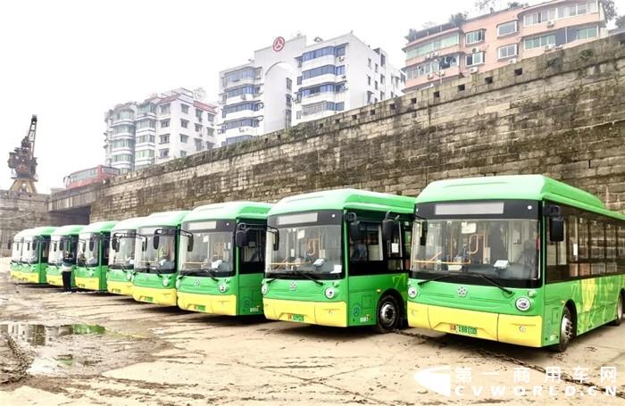 時光飛逝，半年時間一晃而過。今年上半年，盡管我國客車市場面對不利局面，但宇通客車、比亞迪、中車電動、中通客車、廈門金龍等企業在市場上積極開展推廣活動，都拿下了不少批量大單，也幫助客車市場逐步復蘇。