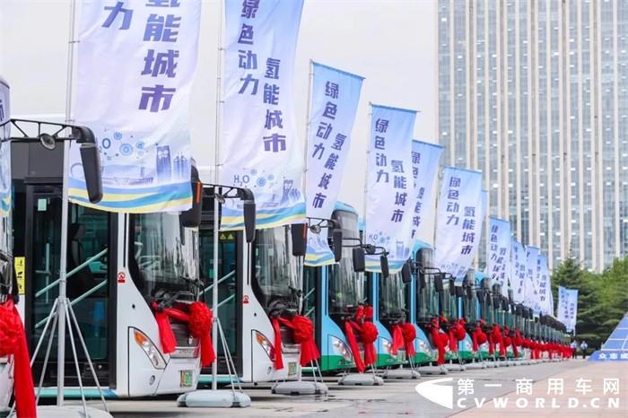 近日，全國幾個氫燃料電池汽車示范城市群相繼“官宣”，全面助力“碳達峰、碳中和”目標。