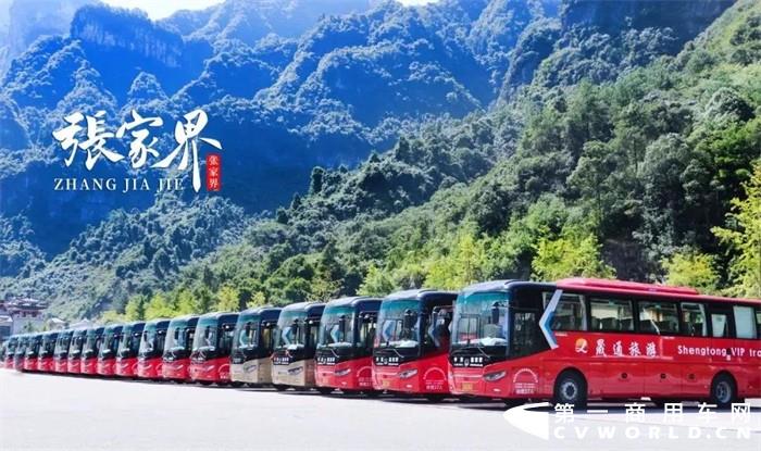 在“中國山水畫的原本”——張家界，無數旅游客運企業用責任與擔當，給了游客想要的“詩和遠方”。那么，張家界的“VIP旅游”是什么樣子的？