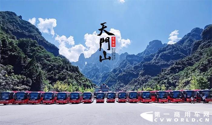 在“中國山水畫的原本”——張家界，無數旅游客運企業用責任與擔當，給了游客想要的“詩和遠方”。那么，張家界的“VIP旅游”是什么樣子的？