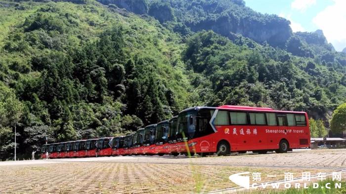 在“中國山水畫的原本”——張家界，無數旅游客運企業用責任與擔當，給了游客想要的“詩和遠方”。那么，張家界的“VIP旅游”是什么樣子的？