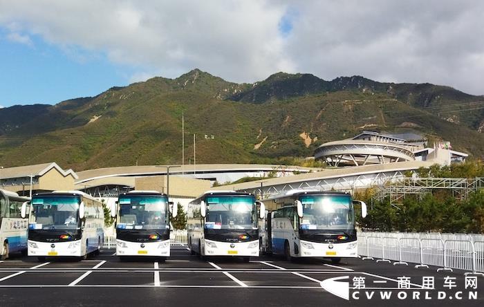 10月6日，“相約北京”系列冬季體育賽事第三階段在海淀賽區(qū)及延慶賽區(qū)順利開啟。作為賽事交通保障的重要力量，福田歐輝派出由多款車型組成的大型車隊(duì)及服務(wù)保障團(tuán)隊(duì)護(hù)航賽事，以中國(guó)綠色客車領(lǐng)軍品牌之姿再度亮相國(guó)際舞臺(tái)，讓全球賽手再睹中國(guó)客車的品牌風(fēng)采。