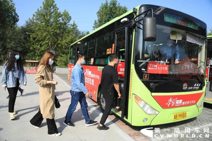 在建黨百年之際，很多地方借助公交車“顯著醒目、靈動性強、覆蓋面廣”的特點，與黨史等紅色教育主題相結合，將公交車打造成流動的紅色教育陣地。