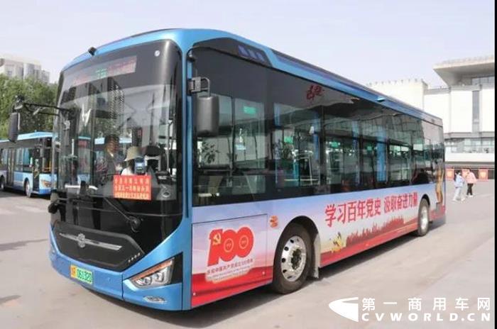 在建黨百年之際，很多地方借助公交車“顯著醒目、靈動性強、覆蓋面廣”的特點，與黨史等紅色教育主題相結(jié)合，將公交車打造成流動的紅色教育陣地。