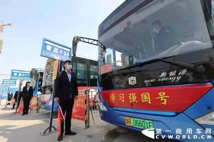 在建黨百年之際，很多地方借助公交車“顯著醒目、靈動性強、覆蓋面廣”的特點，與黨史等紅色教育主題相結合，將公交車打造成流動的紅色教育陣地。