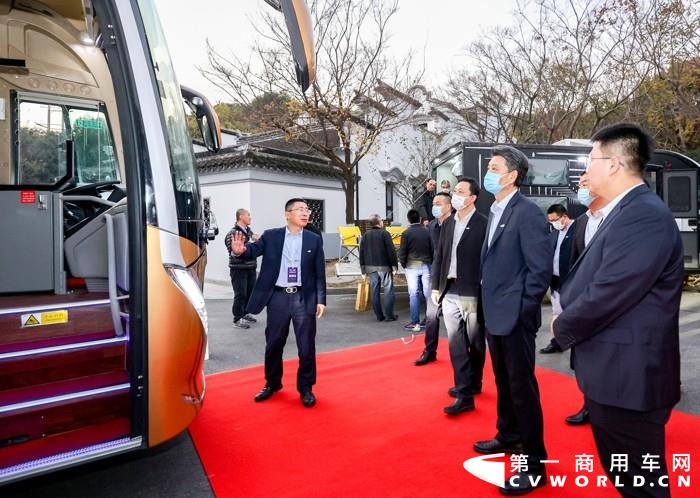 中國旅游車船協會會長，北京首汽（集團）股份有限公司黨委書記、董事長趙金俊參觀中通展車 (2).jpg