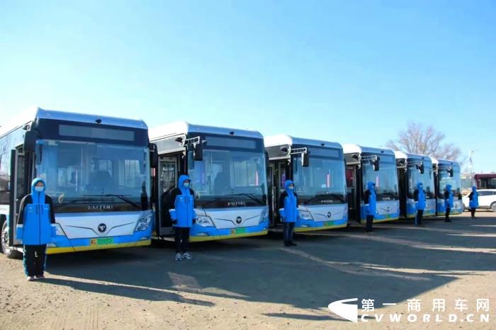 【第一商用車網(wǎng) 原創(chuàng)】2月份，國內(nèi)大客車市場格局迎來新變化。第一商用車網(wǎng)最新獲悉，根據(jù)中汽協(xié)數(shù)據(jù)（企業(yè)開票數(shù)口徑，非終端實(shí)銷口徑，下同），2022年2月份，我國客車市場（含非完整車輛）銷售2.33萬輛，環(huán)比下降24%，同比下降4%，銷量雙雙出現(xiàn)下降。客車市場雖然出現(xiàn)下滑態(tài)勢，但由于當(dāng)前客車市場行情受多重因素影響，且2月份還有春節(jié)長假，各企業(yè)用三周的時(shí)間完成了四周的銷售，同比銷量降幅由1月的16%收窄至個(gè)位數(shù)，市場回暖勢頭可期。