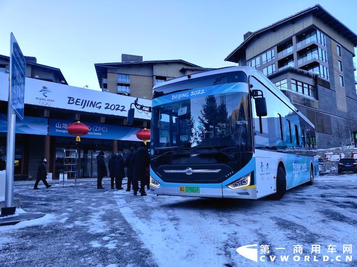 中通客車本次在北京、延慶和張家口賽區，累計共投入氫燃料客車、純電動客車、高端旅游客車等500余輛服務北京冬奧會，服務期間“零故障、零拋錨、零事故”，圓滿完成冬奧護航重任。