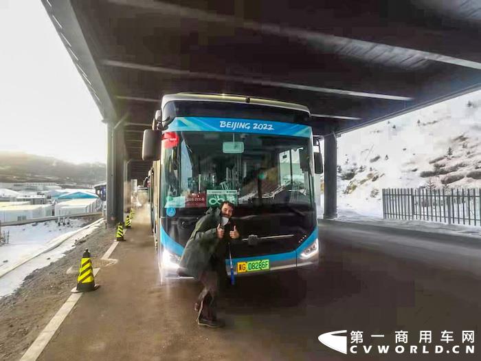 中通客車本次在北京、延慶和張家口賽區，累計共投入氫燃料客車、純電動客車、高端旅游客車等500余輛服務北京冬奧會，服務期間“零故障、零拋錨、零事故”，圓滿完成冬奧護航重任。