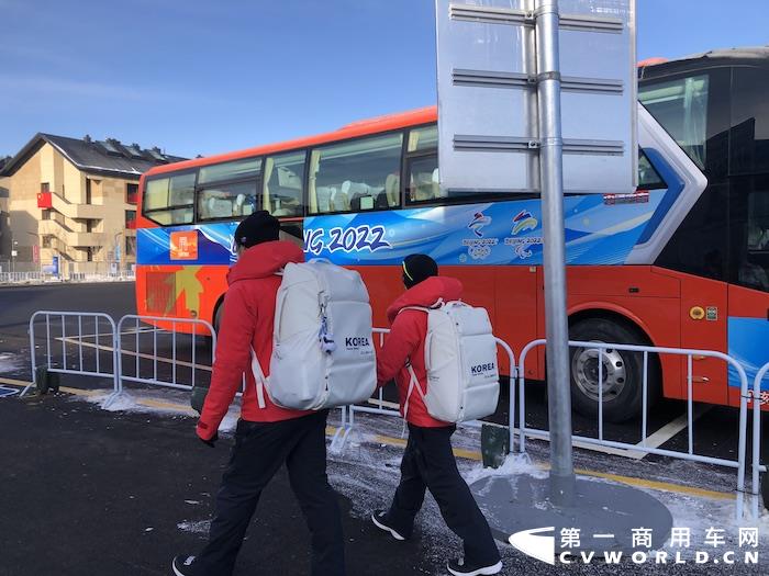 中通客車本次在北京、延慶和張家口賽區(qū)，累計共投入氫燃料客車、純電動客車、高端旅游客車等500余輛服務北京冬奧會，服務期間“零故障、零拋錨、零事故”，圓滿完成冬奧護航重任。