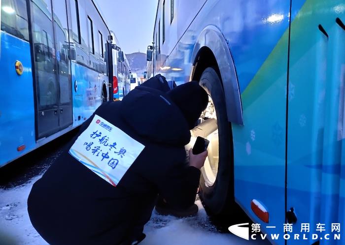 中通客車本次在北京、延慶和張家口賽區(qū)，累計共投入氫燃料客車、純電動客車、高端旅游客車等500余輛服務北京冬奧會，服務期間“零故障、零拋錨、零事故”，圓滿完成冬奧護航重任。