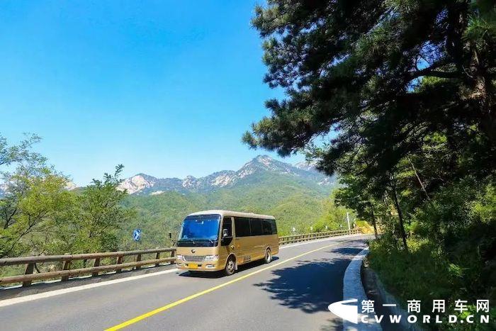 南京紫東，江寧湯山。這里曾是一座廢棄的水泥廠遺址，如今卻故地重生，成為占地3.45平方千米（5175畝）的“世界級山地花園”。這座位于南京江寧區湯山的“江蘇園博園”的修建，不僅是為了舉辦第十一屆江蘇園藝博覽會，更是填補了南京缺少大型生態文旅綜合區的空白。