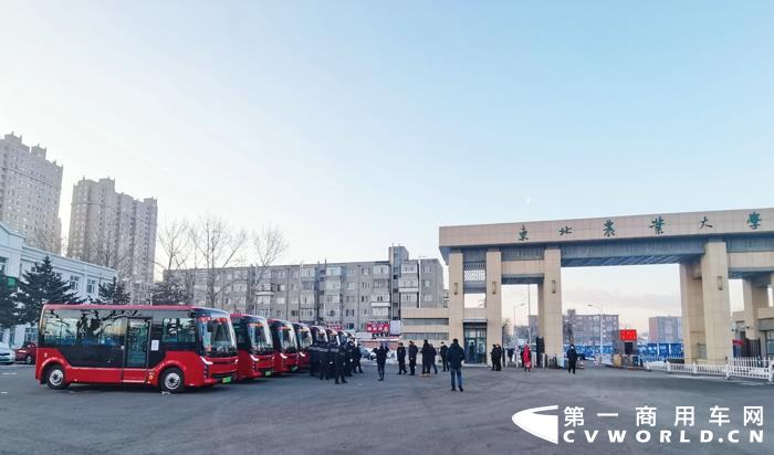 近日，東北農(nóng)業(yè)大學(xué)迎來了幾位高顏值的“新朋友”——中通客車睿通V60。作為黑龍江省首條校園巴士線路，睿通V60為學(xué)生們的學(xué)習(xí)、生活提供了更加便捷、舒適、綠色的多樣化選擇。