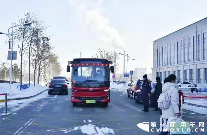 近日，東北農(nóng)業(yè)大學迎來了幾位高顏值的“新朋友”——中通客車睿通V60。作為黑龍江省首條校園巴士線路，睿通V60為學生們的學習、生活提供了更加便捷、舒適、綠色的多樣化選擇。