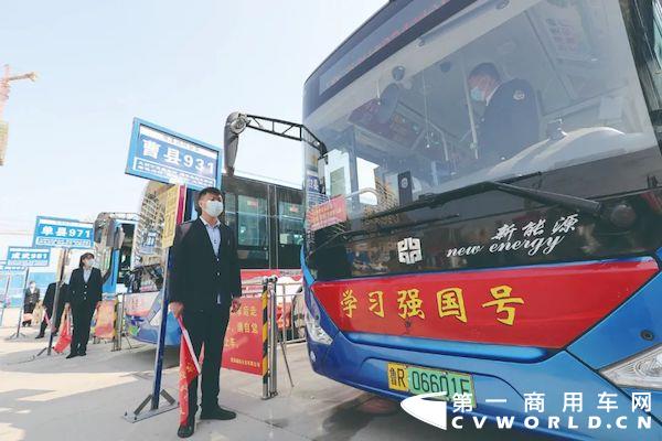 近日，100臺(tái)中通客車10米新N系純電動(dòng)城市客車整裝待發(fā)，即將交付牡丹之都菏澤，全部投放于菏澤城際公交線路。值得一提的是，該批新N系全面搭載中通U-LINK智慧運(yùn)營(yíng)管理系統(tǒng)，持續(xù)推動(dòng)菏澤城際公交的智慧化體系建設(shè)。