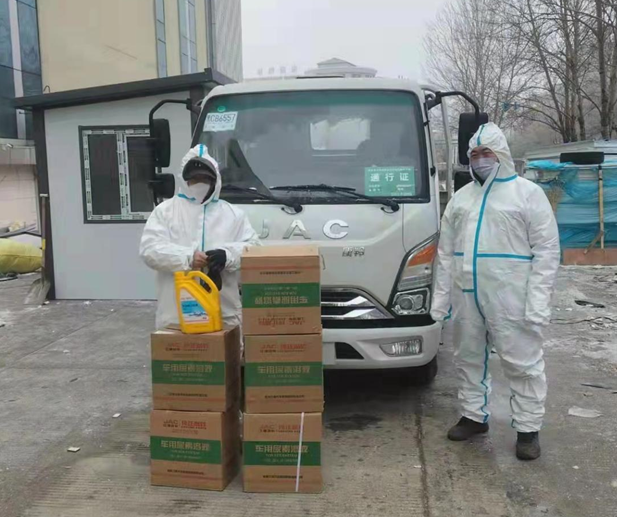 由于當地疫情情況比較緊張，車輛處于高效運行的狀態，車用尿素缺乏。3月13日，服務站又送去多箱尿素和防凍液，表示對在防疫一線工作者的支持。