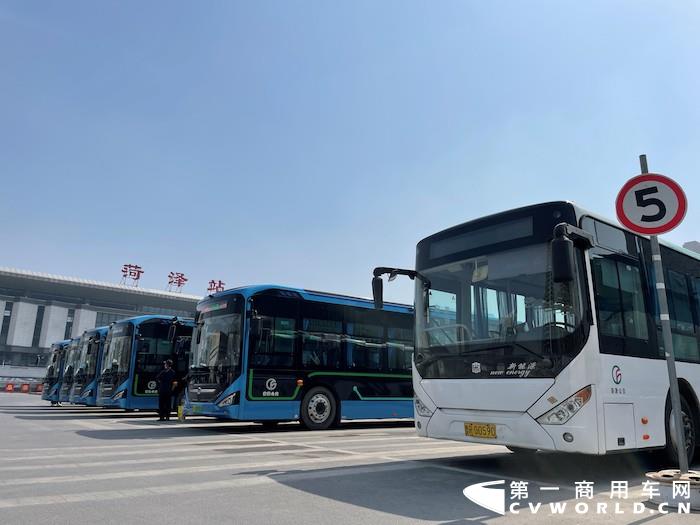 停靠在菏澤站發車區的中通客車.jpg